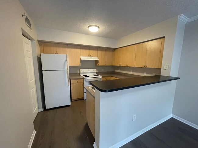 Building Photo - ANNUAL RENTAL - 1 BED / 1 BATH THE SANCTUA...