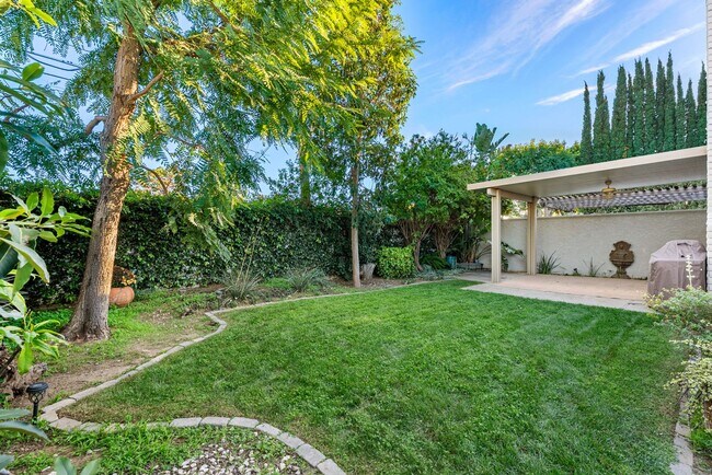 Building Photo - Charming, Light-Filled 2-Bed / 2.5-Bath Townhome with Private Yard & Garage Parking