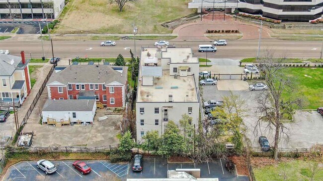 Building Photo - 721 N State St