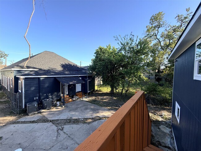 Building Photo - 2209 Gano St