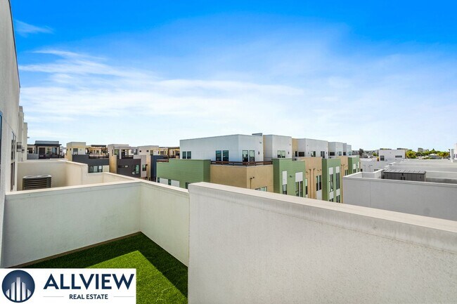 Building Photo - Gorgeous 4 Story Townhome Available in the Highly Desired 17 West Community!