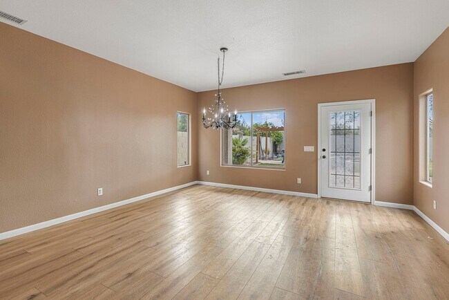 Building Photo - Lovely 3 bed / 2.5 bath Home in the Power ...