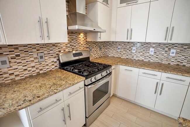 Building Photo - Southwest Pool Home With First Floor Bed And Bath