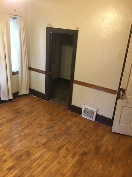 Bedroom w/ walkin closet - 846 McKinley St