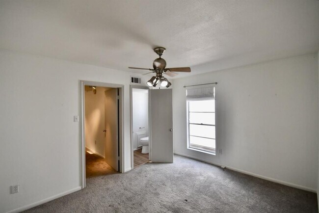 Building Photo - 4404 Basswood Ln