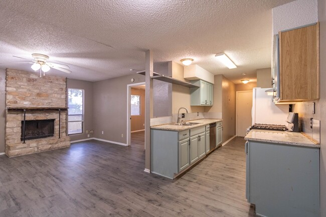 Building Photo - 701 Country Aire Dr