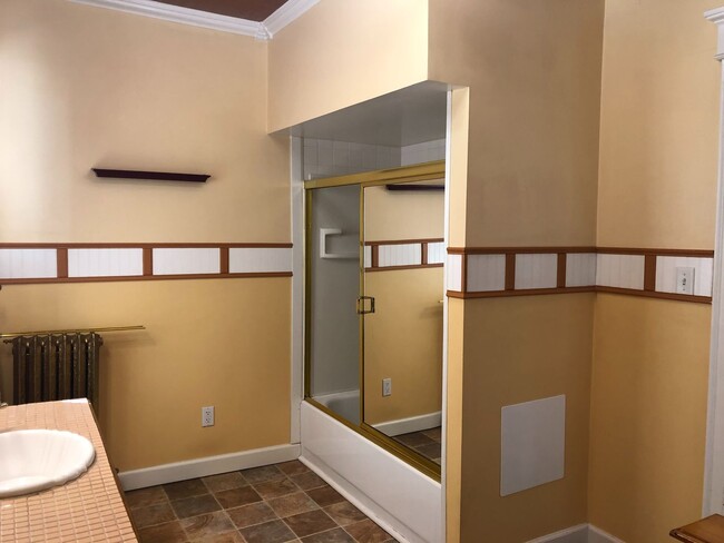 Building Photo - 1st Floor 2 Bedroom Apartment w/ Private Basement - Available July 1st