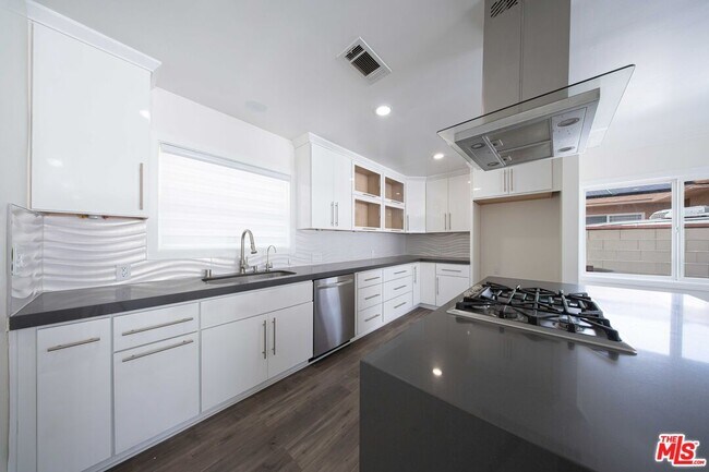 Building Photo - 8432 Glenoaks Blvd