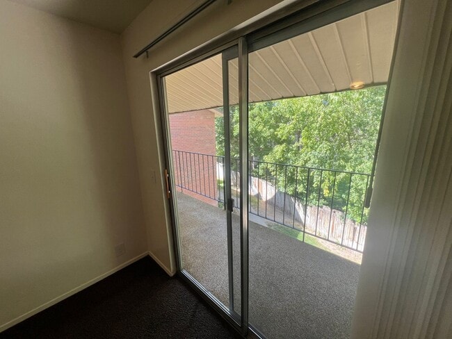 Building Photo - Spacious 2 bed/2 bath in Millcreek-**Move ...