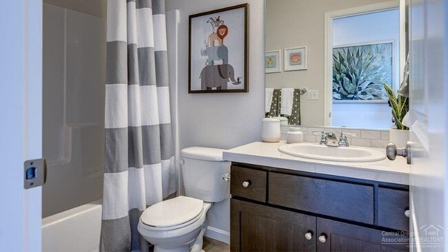 Building Photo - Three Bedroom House in SE Bend