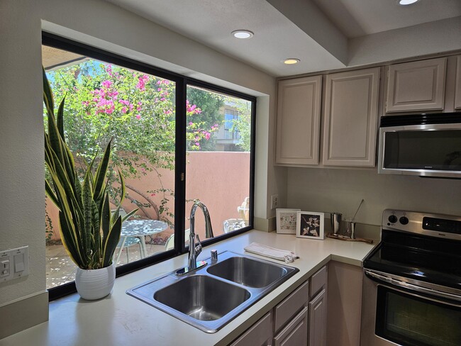 Building Photo - 2501 N Indian Canyon Dr