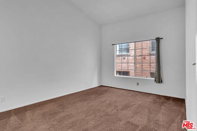 Building Photo - 607 N Rossmore Ave