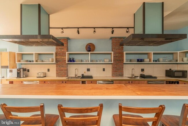 Building Photo - 711 G St SE