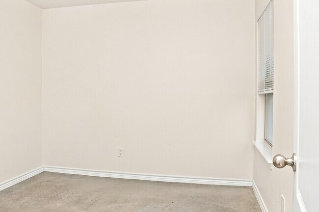 Building Photo - "Spacious 3-Bedroom Duplex with Granite Elegance in Prime Killeen Location!"