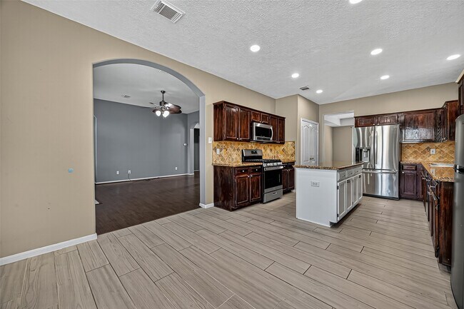 Building Photo - 11603 Oak Lake Park Dr