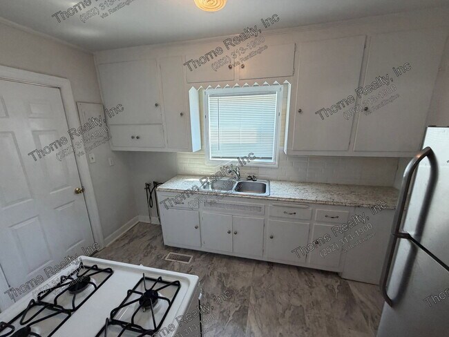 Building Photo - 2233 Oak Dr