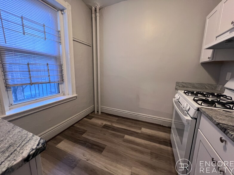 Building Photo - 376 Riverway