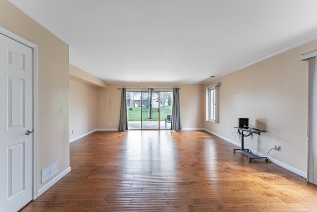 Building Photo - 305 Creekside Dr