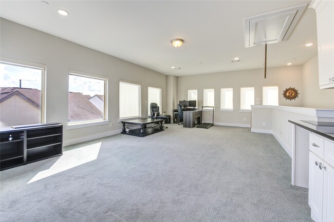 Building Photo - 2661 Fountain Key Blvd