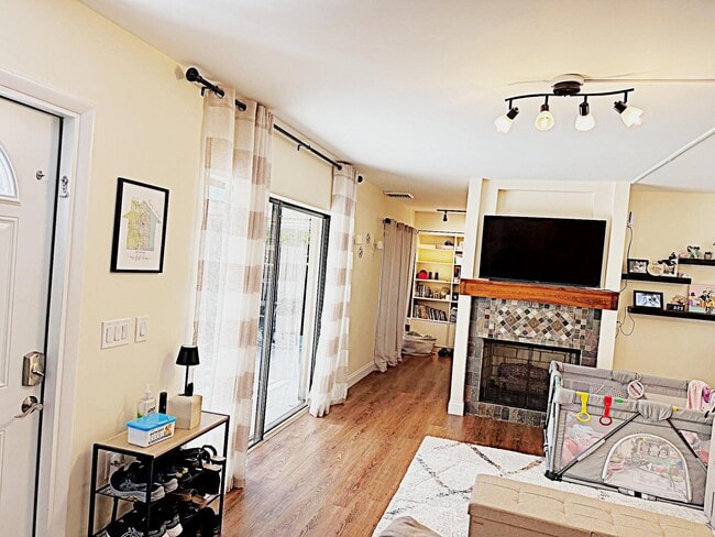 Building Photo - 212 2nd Ln