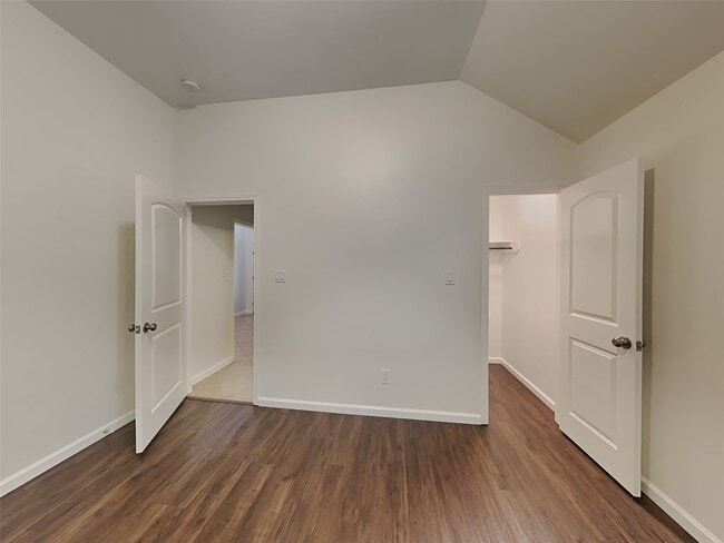 Building Photo - 2515 Pioneer Oaks Dr