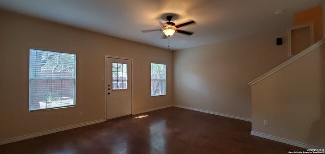 Building Photo - Newly Renovated Town-home