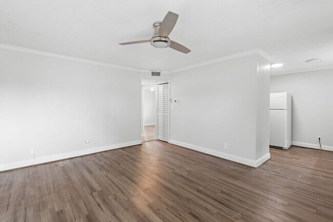 Building Photo - Home For Rent in St Petersburg!