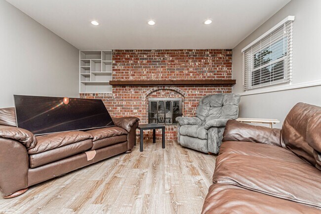 Building Photo - Large deck for entertaining guest or relaxing