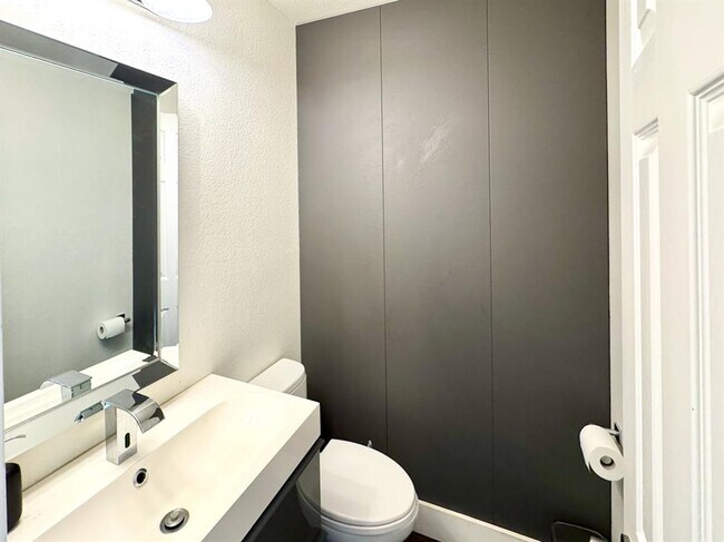 Building Photo - 16028 Dark Ln