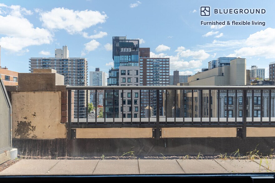 Building Photo - 255 W 94th St