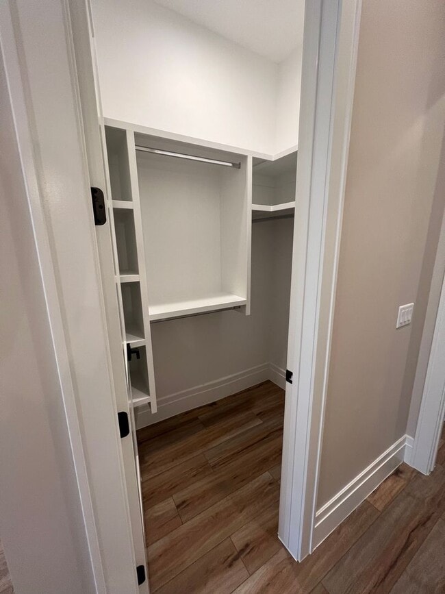 Building Photo - Beautiful 4 Bedroom, 4 Bathroom Home in Th...