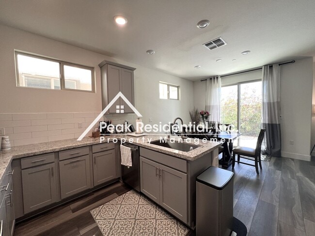 Building Photo - Updated Elk Grove 3bd/2.5ba Home with 2 Ca...