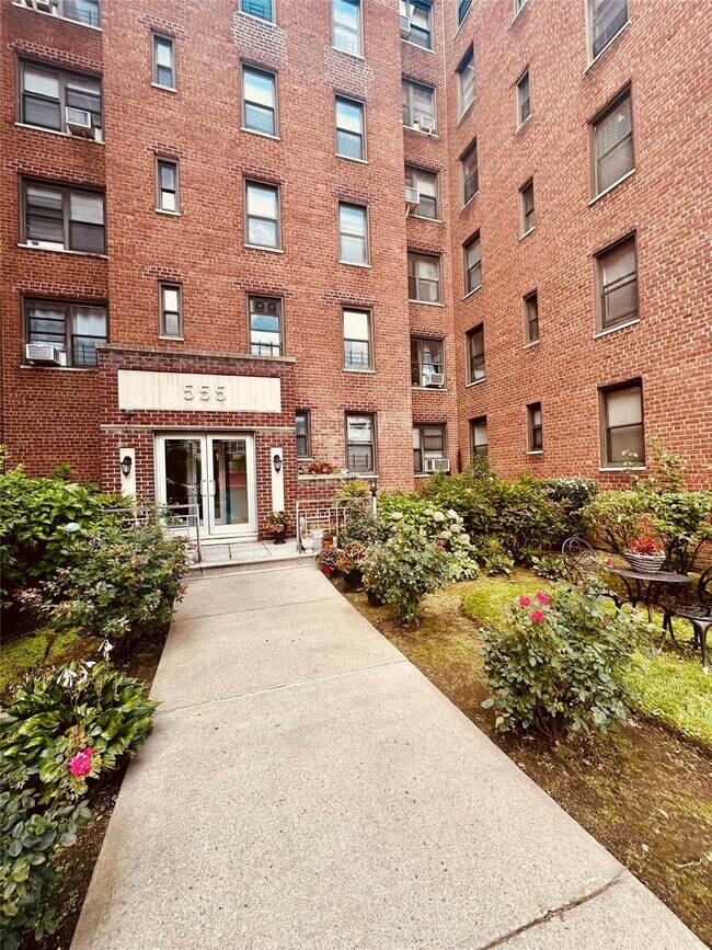 Building Photo - 555 McLean Ave