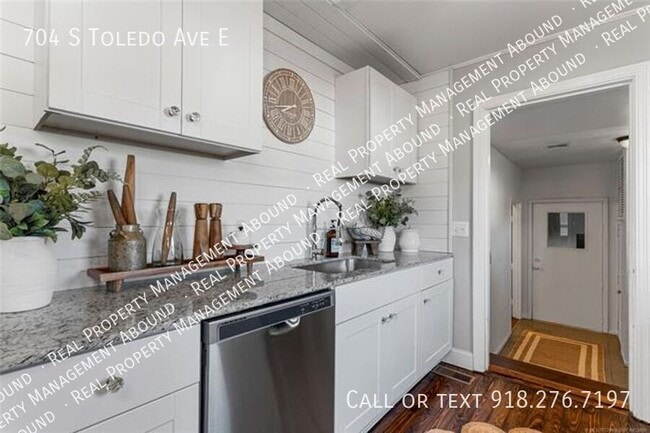 Building Photo - 704 S Toledo Ave