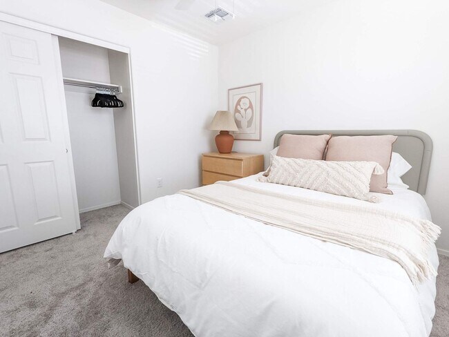 Building Photo - Gorgeous Fully Furnished - PRELEASE August 2026