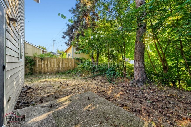 Building Photo - 4630 SW Southview Terrace