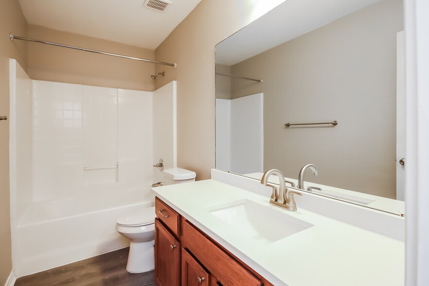 Building Photo - 1420 Castlegar Ln