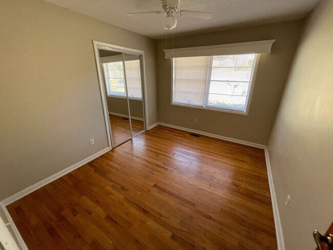 Building Photo - Ozark - Walk Out Basement with Extra Livin...