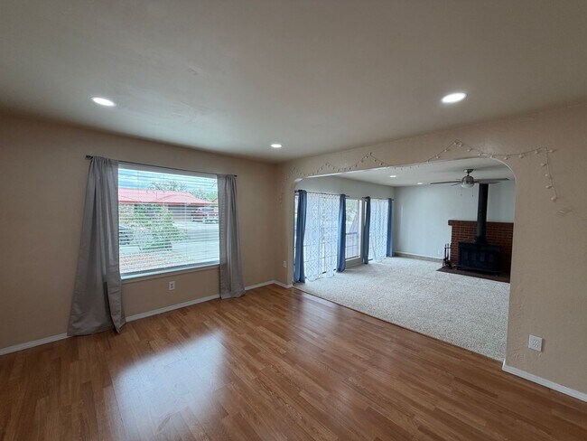 Building Photo - 3 Bedroom Updated Home Available Near Montano Rd NW & Unser Blvd NW!