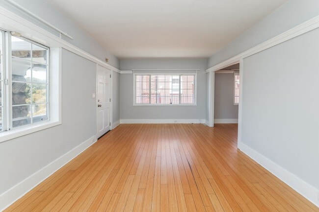 Building Photo - Beautiful 1918 Oakland Home!!