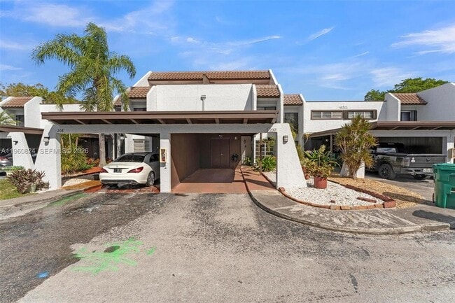 Building Photo - 6502 Kendale Lakes Dr