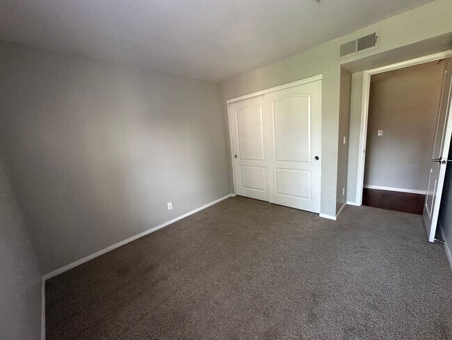 Building Photo - Great location, cute 3 bedroom condo