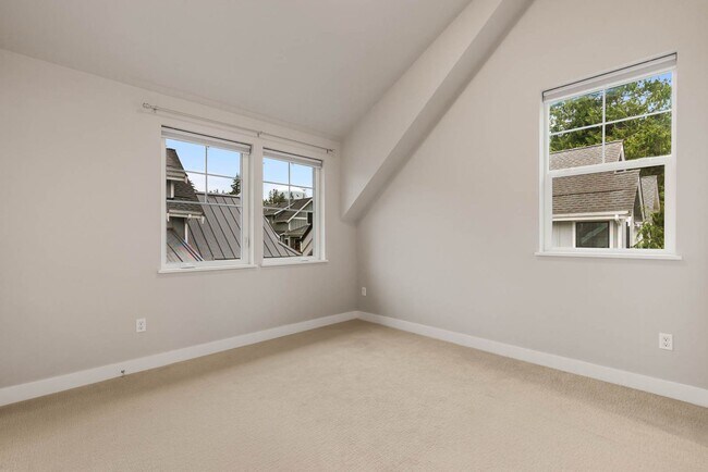 Building Photo - Modern Sammamish Cottage – Light-Filled Living in a Prime Plateau Location