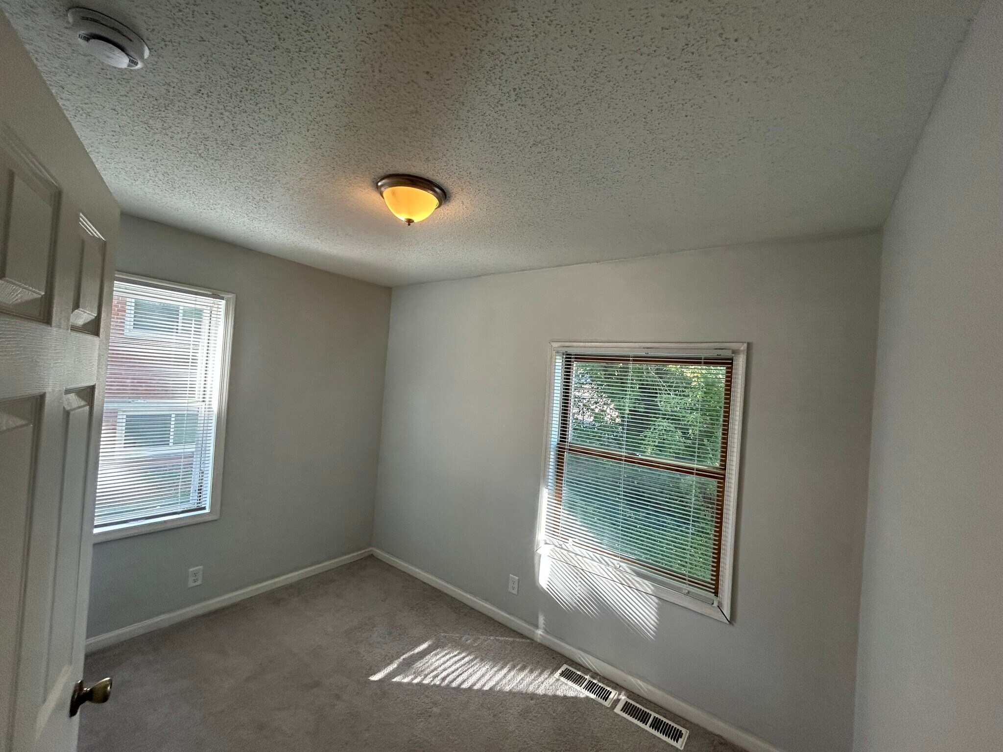 Bed 1 view 1 - 203 Annapolis St W