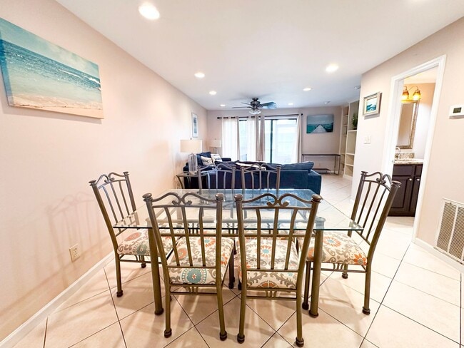 Building Photo - Unfurnished 2 Bedroom Townhome Near the Be...