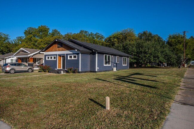 Building Photo - New 3 Bedroom 2 Bath on Stanley SW