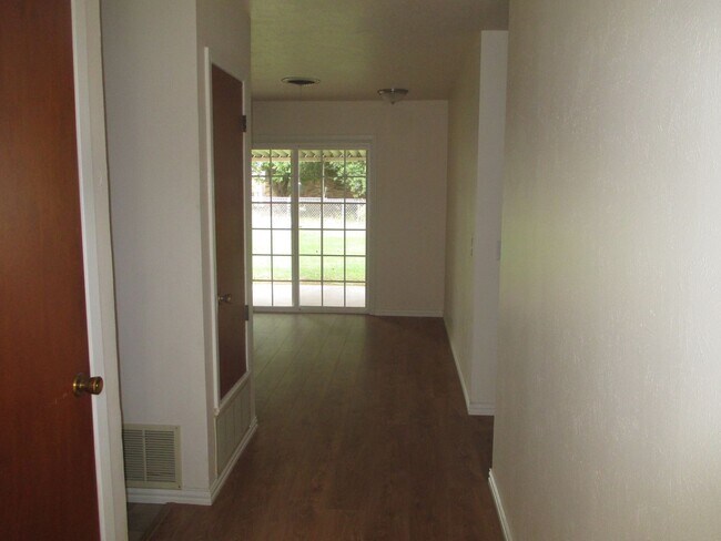 Building Photo - Spacious Home in City View!