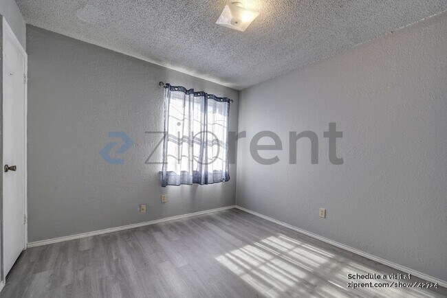 Building Photo - 400 Royal Field Dr