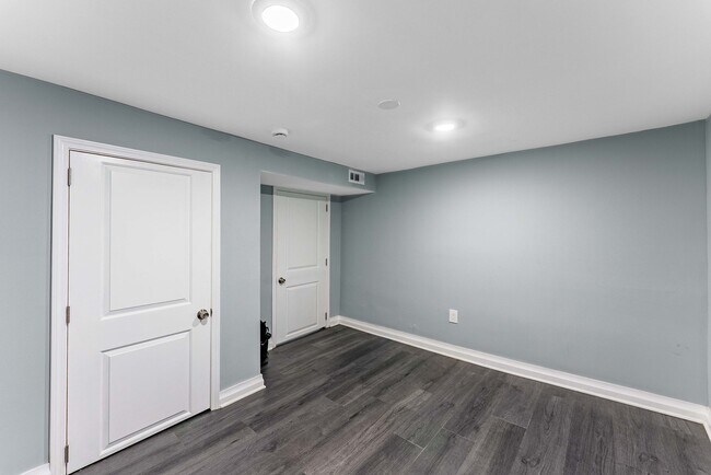 Building Photo - 1121 N Leclaire Ave