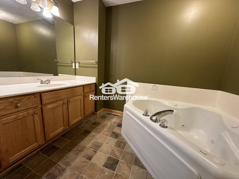 Building Photo - 3635 Lawndale Ln N